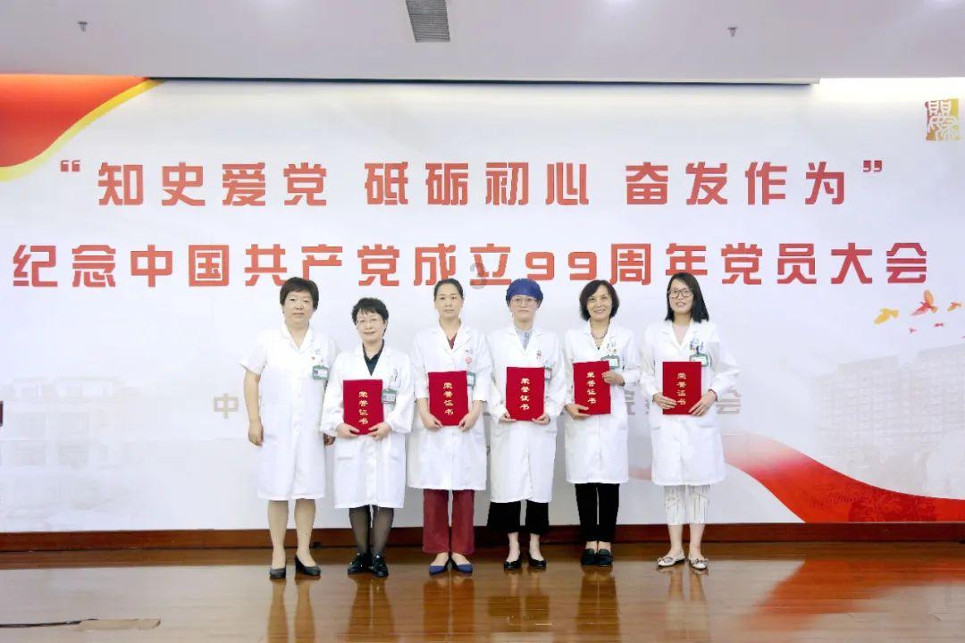 江苏一老人推婴儿车过马路时被车撞飞，推婴儿车过马路时需要注意哪些问题？